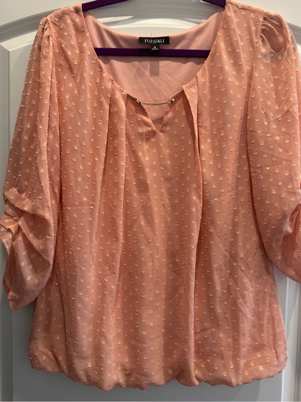 Roz & Ali Peach Dot Swiss Blouse w/Gold Chain Detail, Pleats on Sleeves, Medium